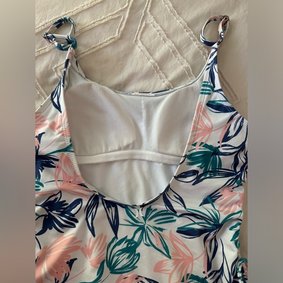 EUC Hurley low back one piece swimsuit Medium - Picture 5 of 11